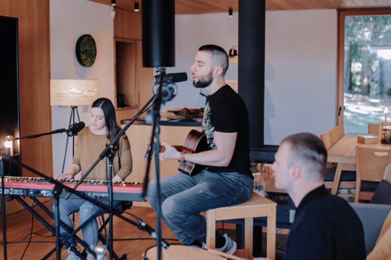 BP Basic: Slavljenje u jednostavnijem, akustičnom aranžmanu