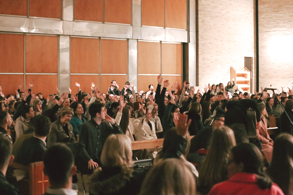 otvoreni susret; božja pobjeda; molitva u jezicima; dar; karizmatici.