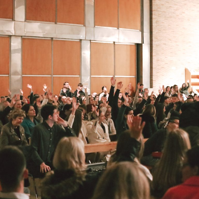 otvoreni susret; božja pobjeda; molitva u jezicima; dar; karizmatici.