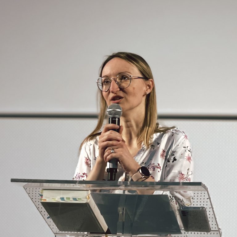 slaviti Boga u teškim trenutcima; teškoćama; magnificat; slavljenje.